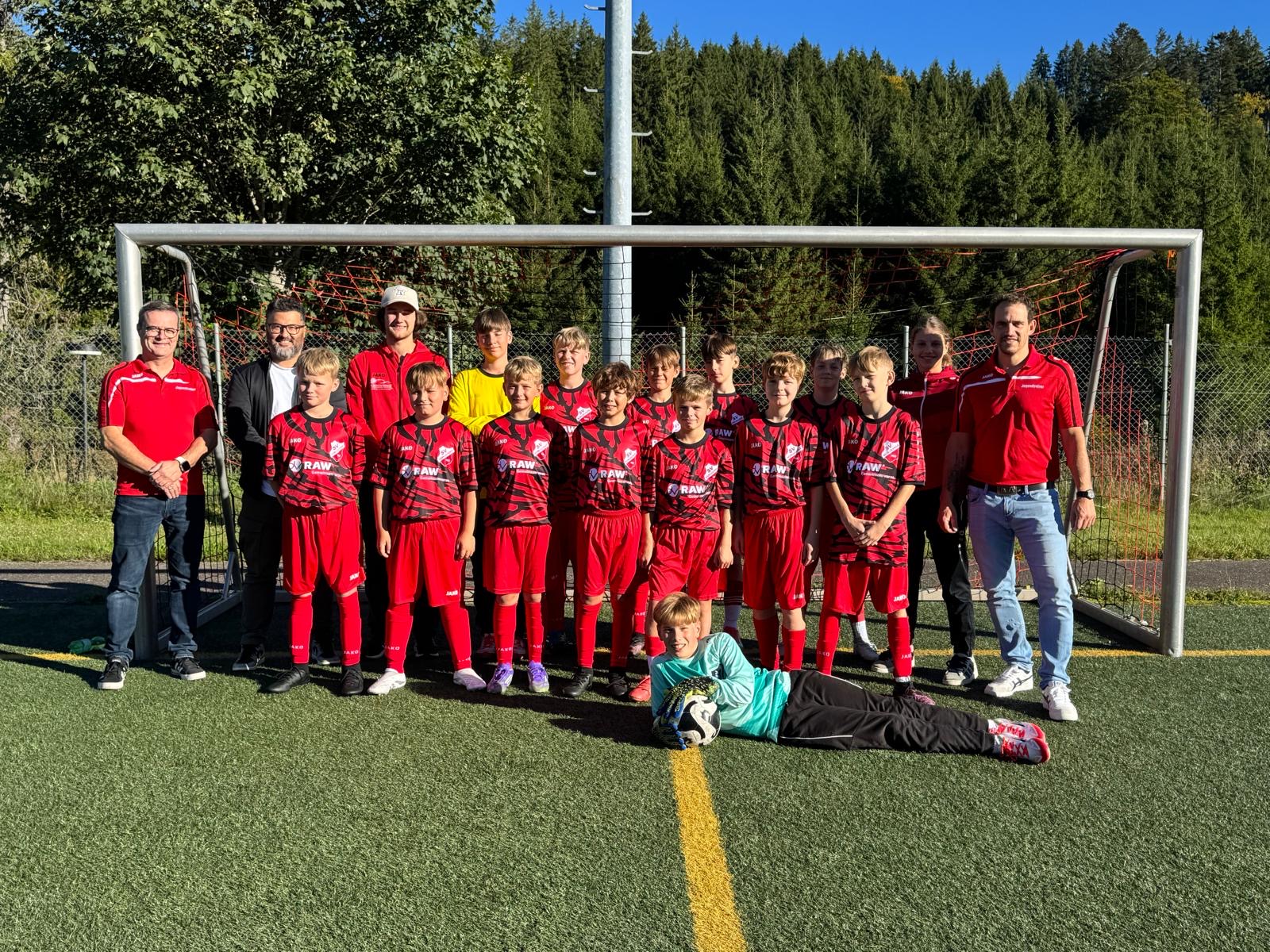 20250917 D Jugend Trikotuebergabe